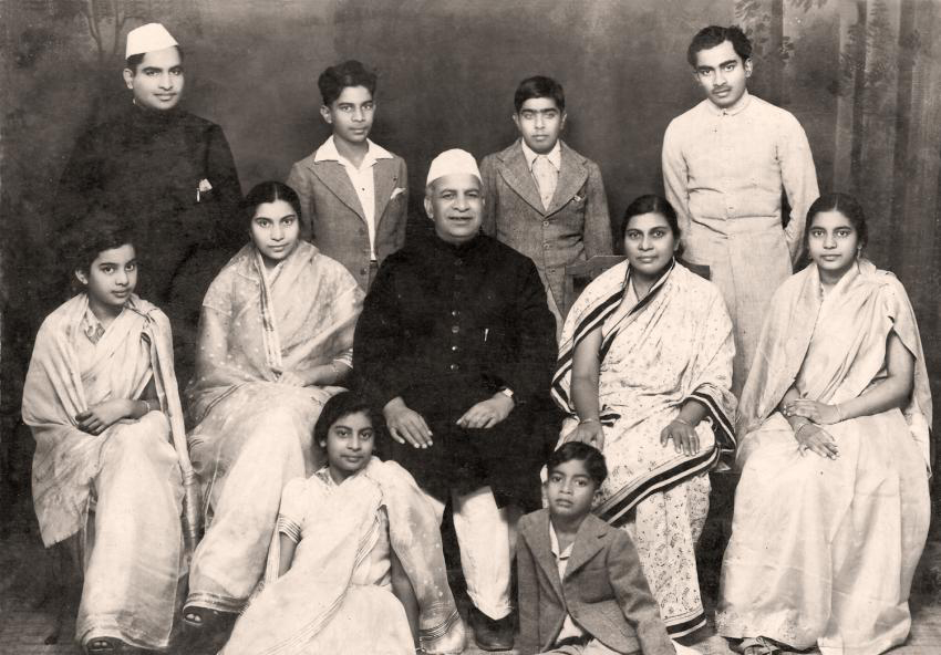 La jeune Shri Mataji avec sa famille